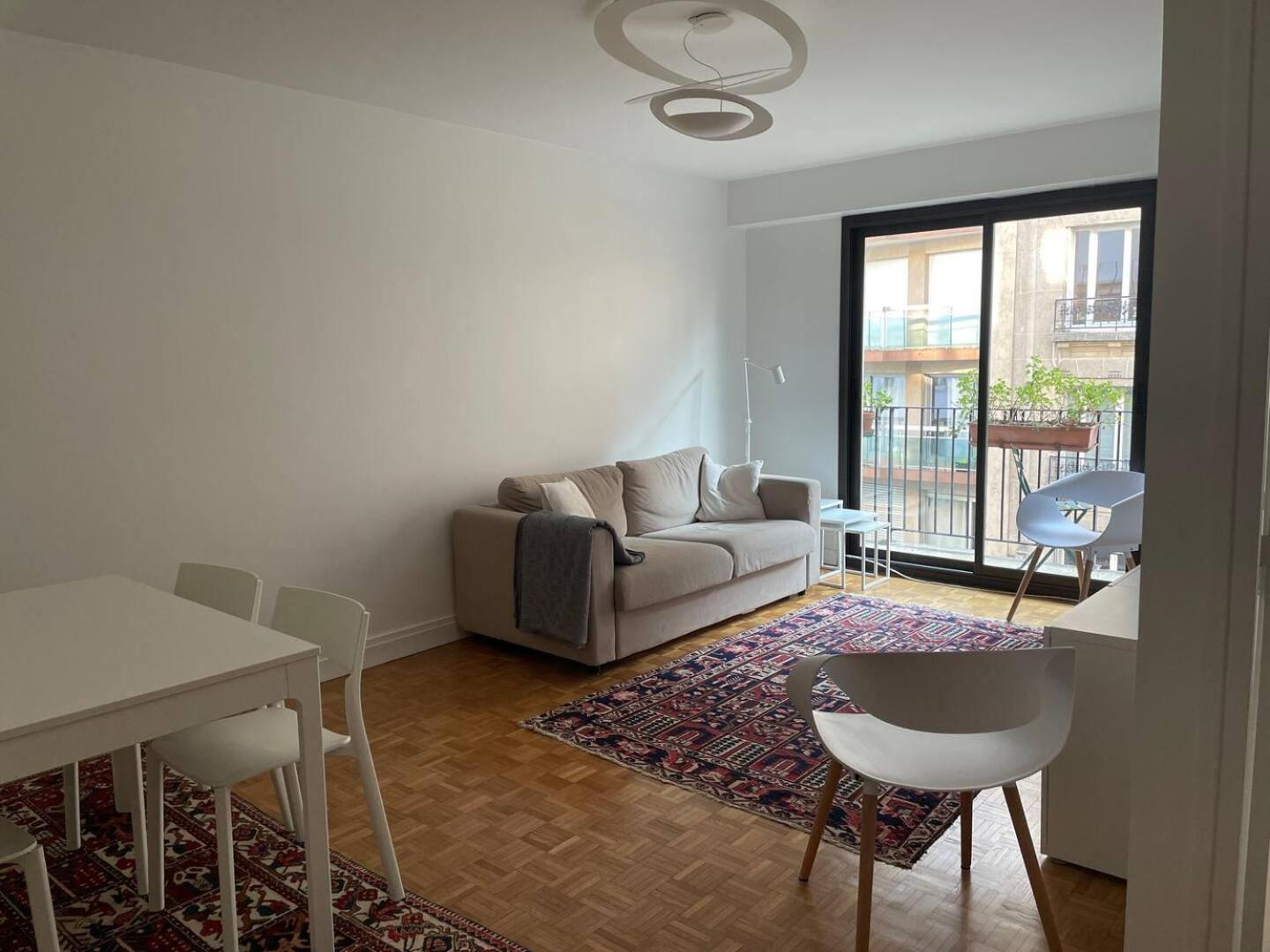 Great Near Eiffel Tower Parigi